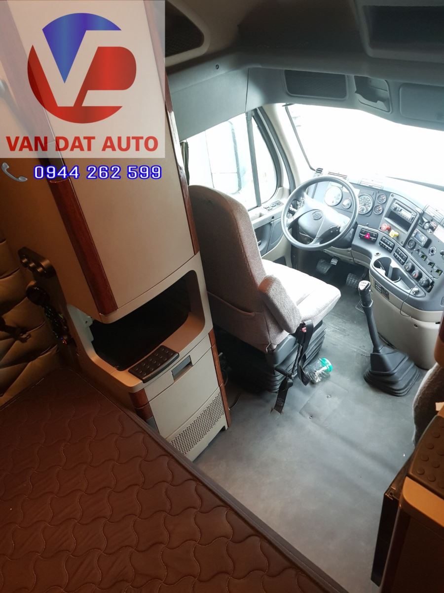 xe-dau-keo-my-freightliner-may-detroit